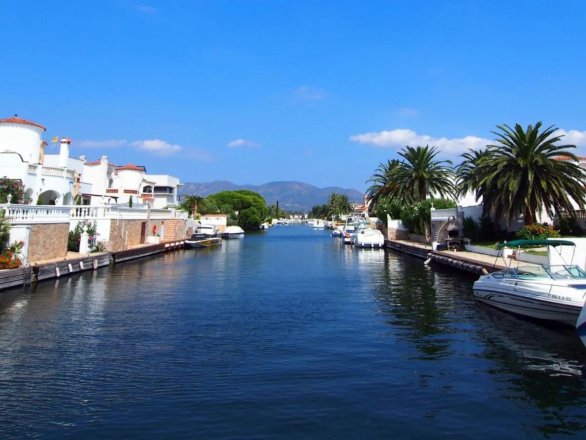 Holiday Home Norfeu 10 Empuriabrava