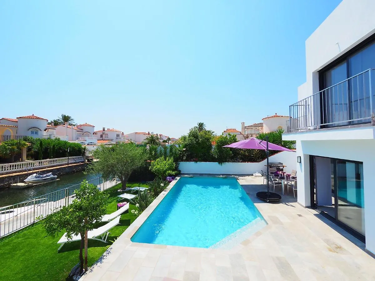 Holiday Home Norfeu 10 Empuriabrava