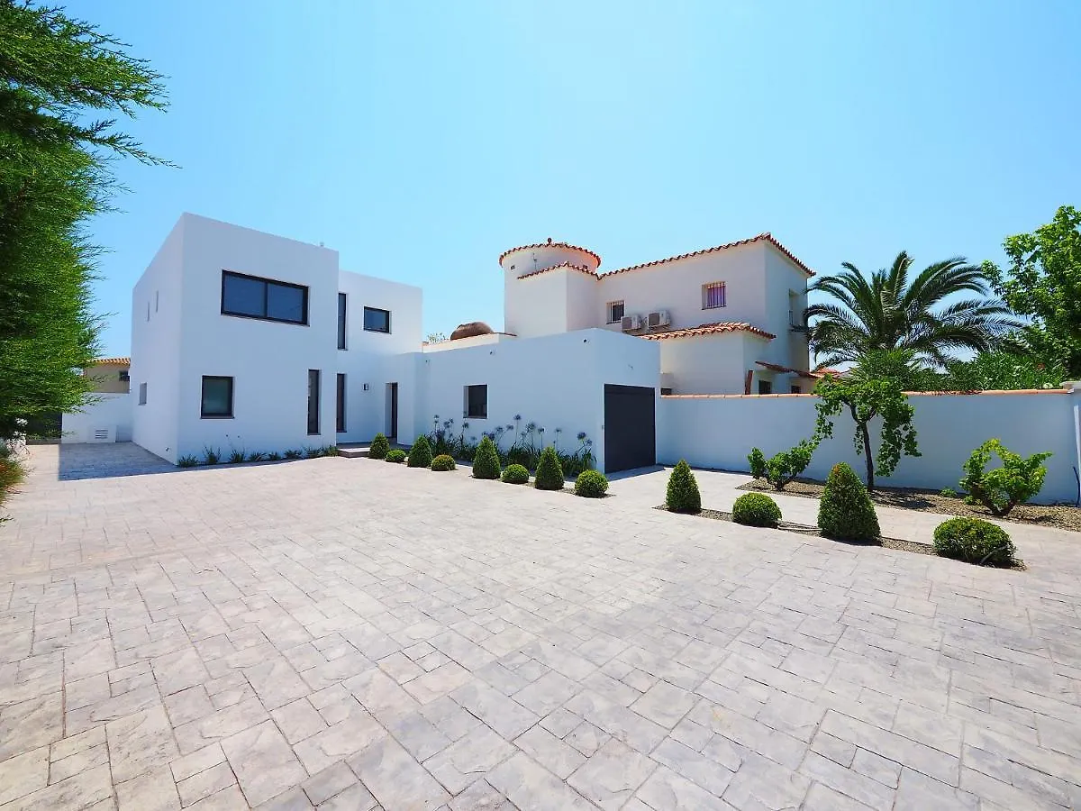 Holiday Home Norfeu 10 Empuriabrava
